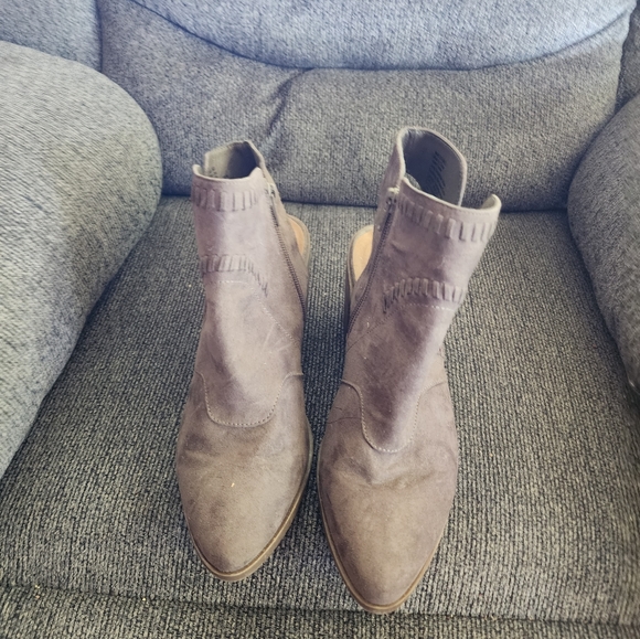 Boots - Picture 3 of 9